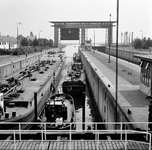 854299 Gezicht op de Prinses Beatrixsluis in het Lekkanaal bij Vreeswijk.N.B. Vreeswijk is per 1 juli 1971 opgenomen in ...